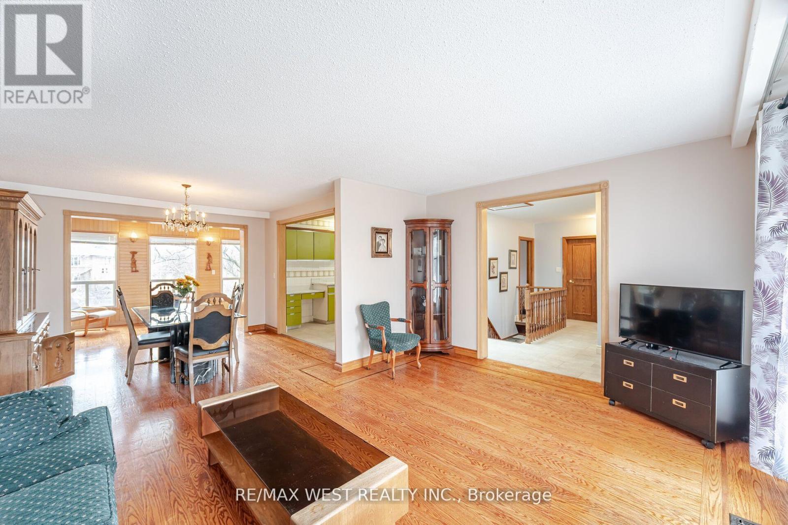 94 Windhill Crescent, Toronto, Ontario  M9M 1Y4 - Photo 7 - W12162938