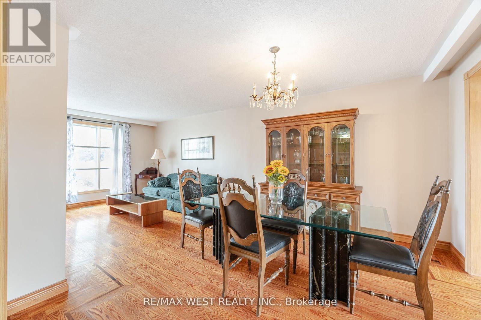 94 Windhill Crescent, Toronto, Ontario  M9M 1Y4 - Photo 9 - W12162938