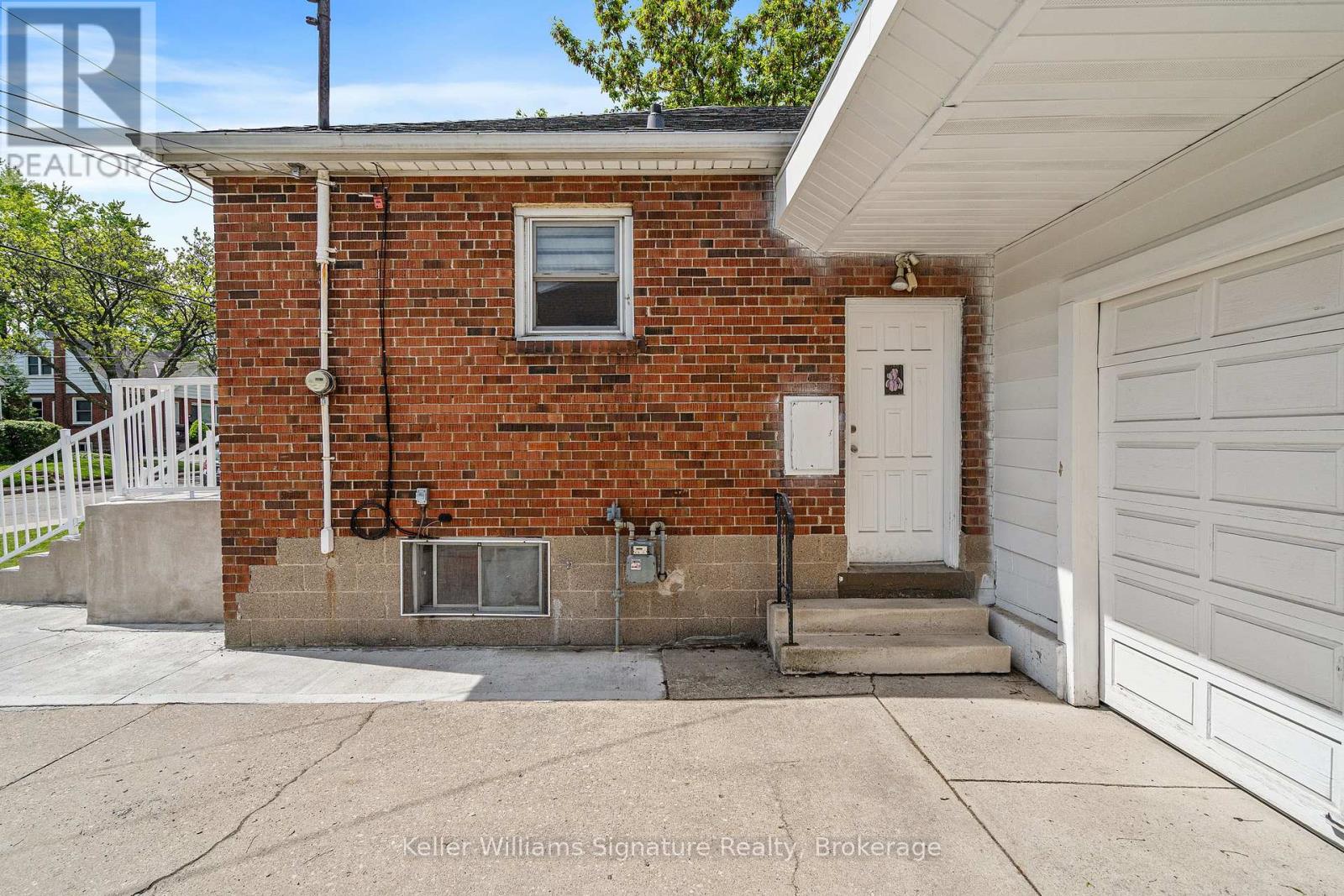 42 West 4th Street, Hamilton, Ontario  L9C 3M4 - Photo 4 - X12162993