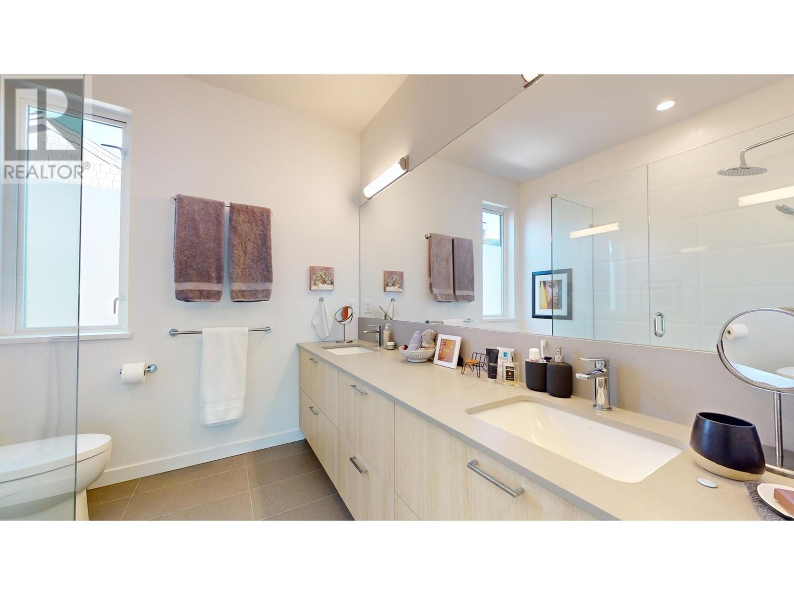 Property at 2 1089 WILSON CRESCENT image 4