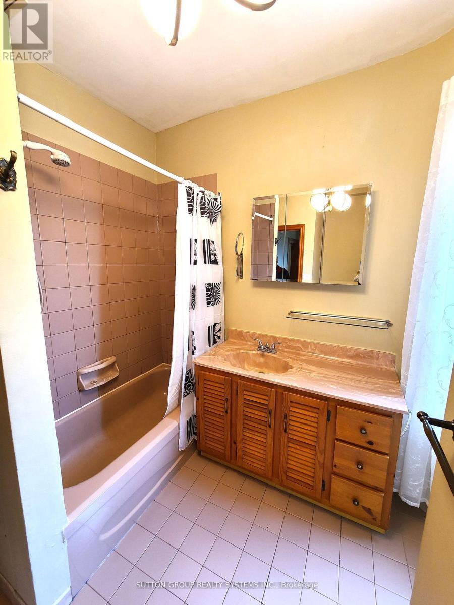 177 Brookside Avenue, Toronto, Ontario  M6S 4G8 - Photo 12 - W12030379