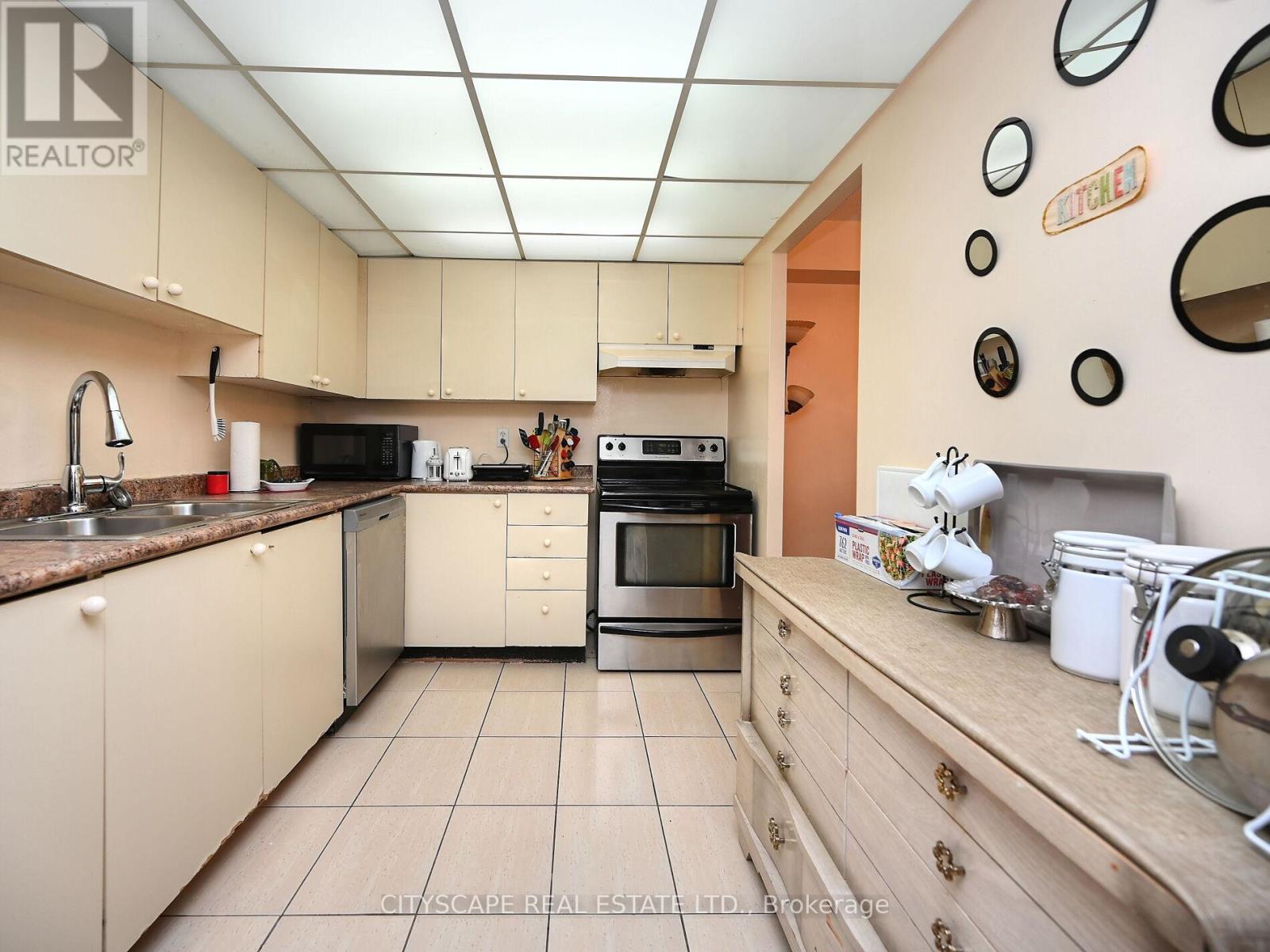 1205 - 145 Hillcrest Avenue, Mississauga, Ontario  L5B 3Z1 - Photo 13 - W12162696