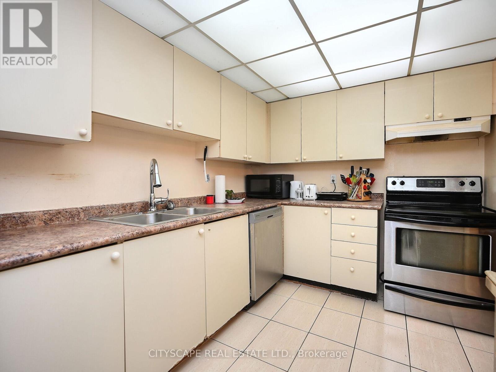 1205 - 145 Hillcrest Avenue, Mississauga, Ontario  L5B 3Z1 - Photo 15 - W12162696