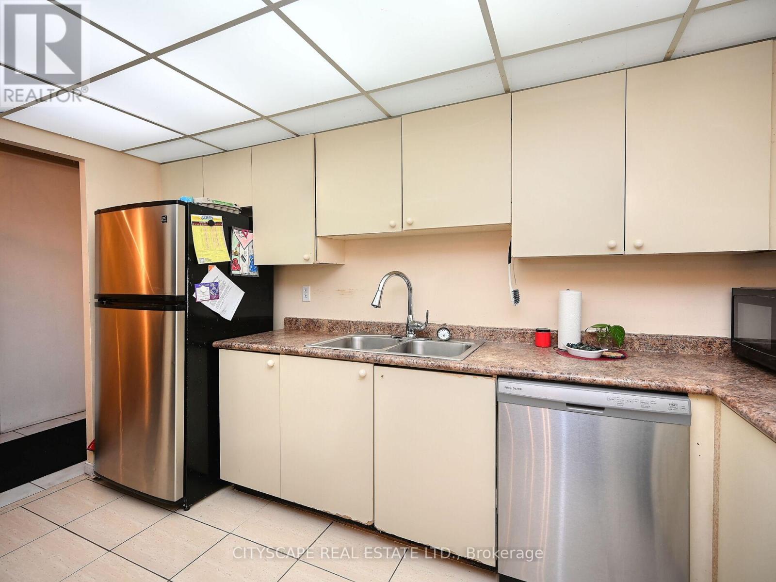 1205 - 145 Hillcrest Avenue, Mississauga, Ontario  L5B 3Z1 - Photo 16 - W12162696