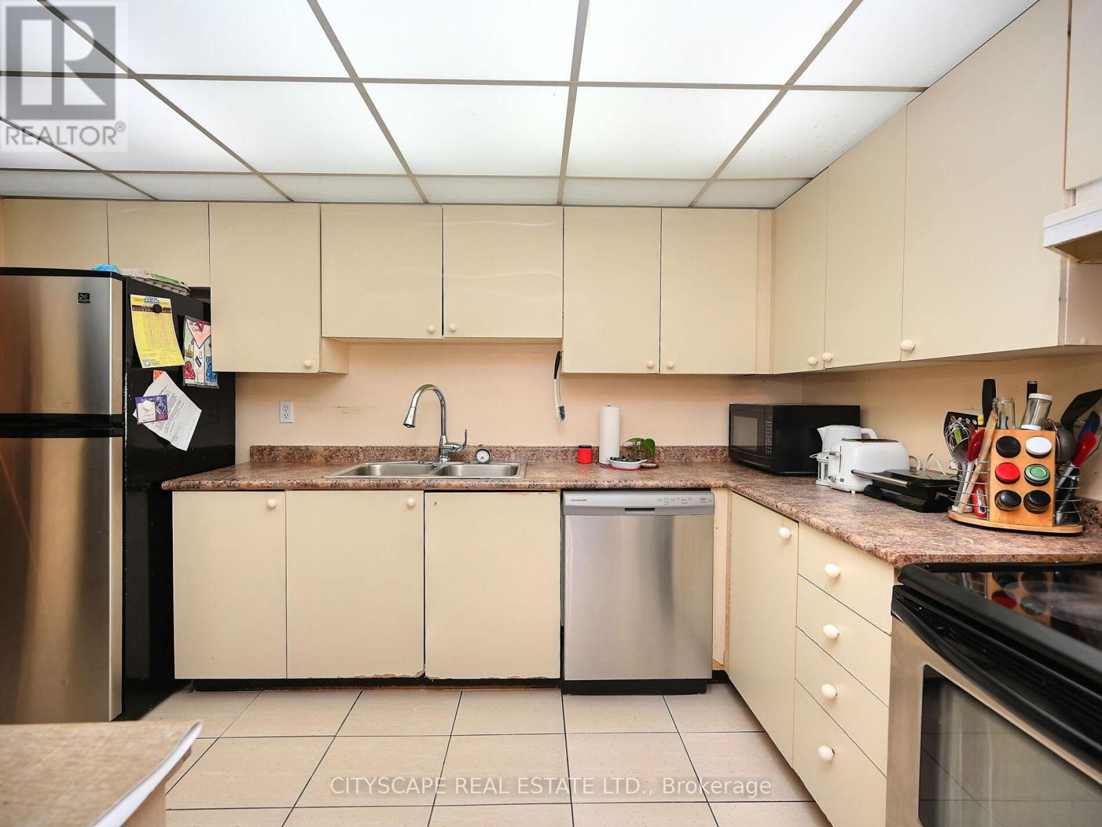 1205 - 145 Hillcrest Avenue, Mississauga, Ontario  L5B 3Z1 - Photo 14 - W12162696
