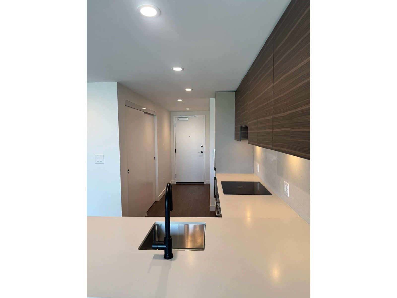1908 13725 George Junction, Surrey, British Columbia  V3T 4Y3 - Photo 3 - R3004911
