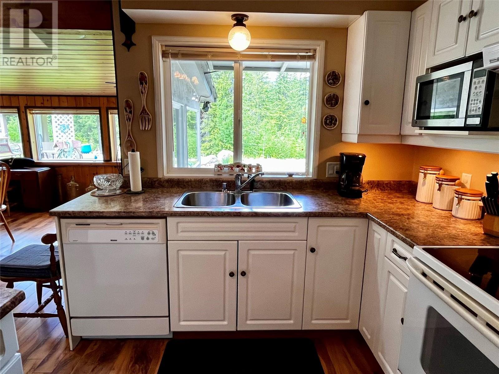 7705 Omen Road, Fauquier, BC V0G1K0