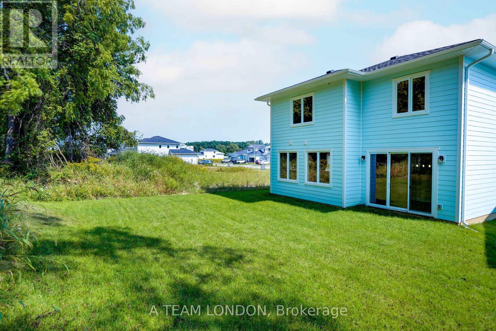 72 The Promenade, Central Elgin, Ontario  N5L 1C5 - Photo 2 - X12156555