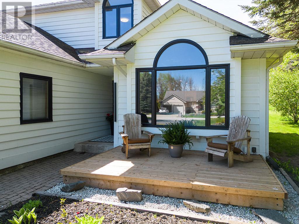 Property at 16 TRAILS END image 5