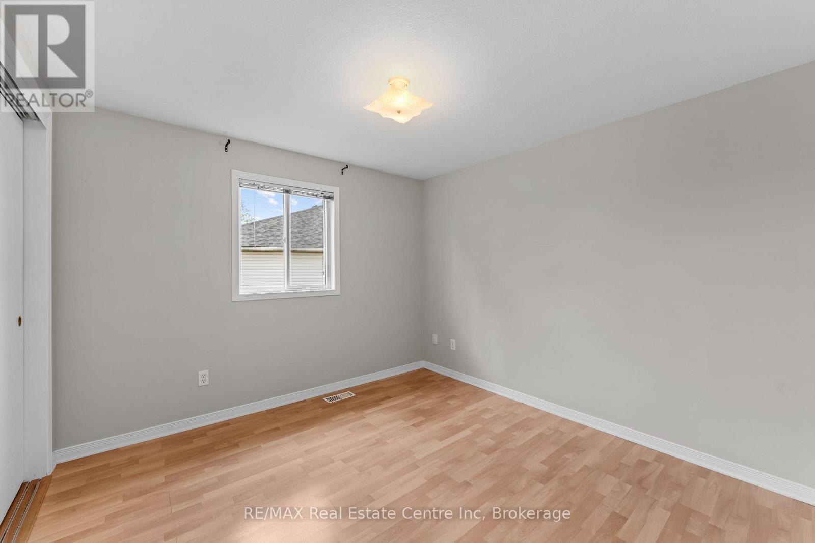 137 Gosling Gardens, Guelph, Ontario  N1G 5E6 - Photo 34 - X12163233