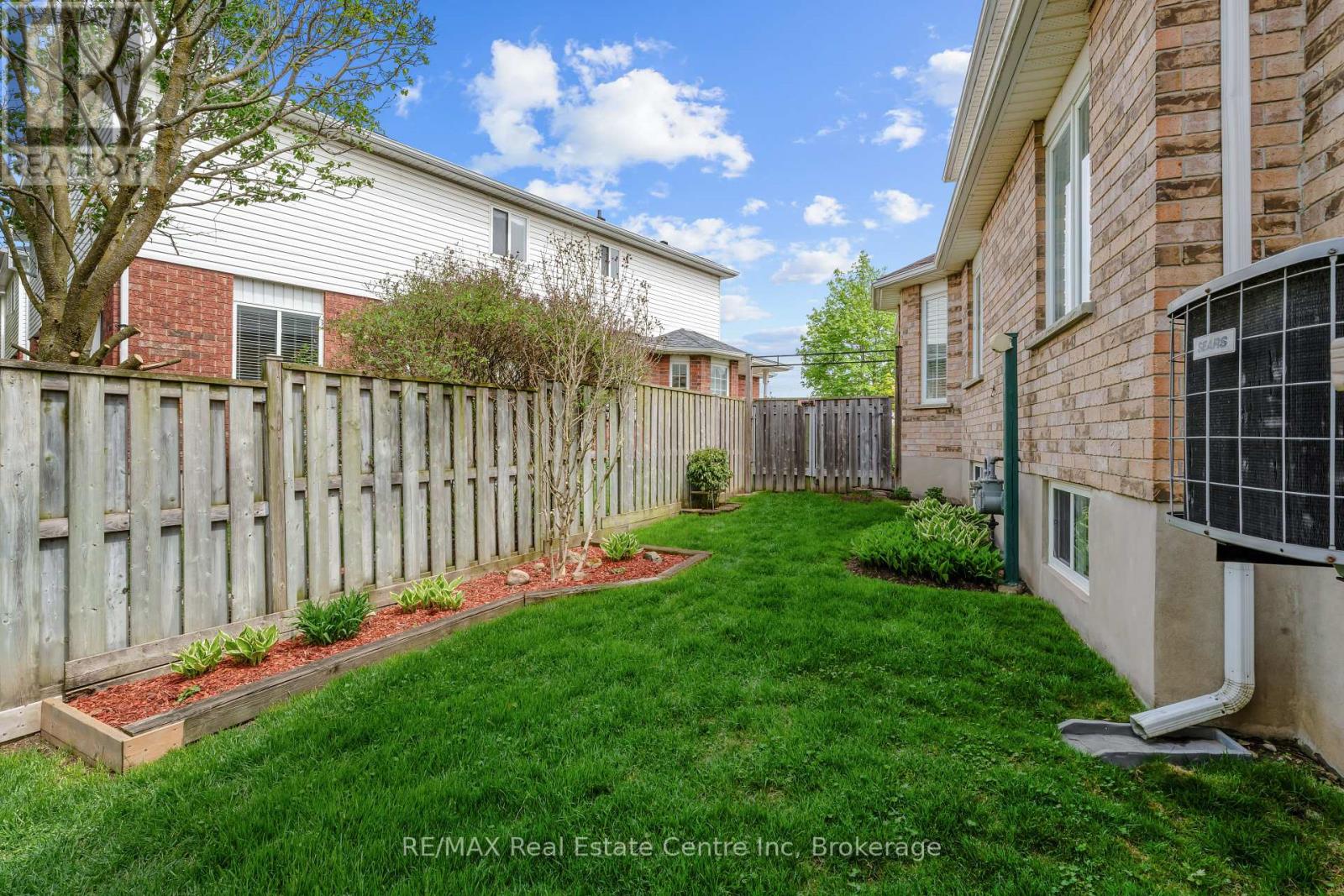 137 Gosling Gardens, Guelph, Ontario  N1G 5E6 - Photo 9 - X12163233