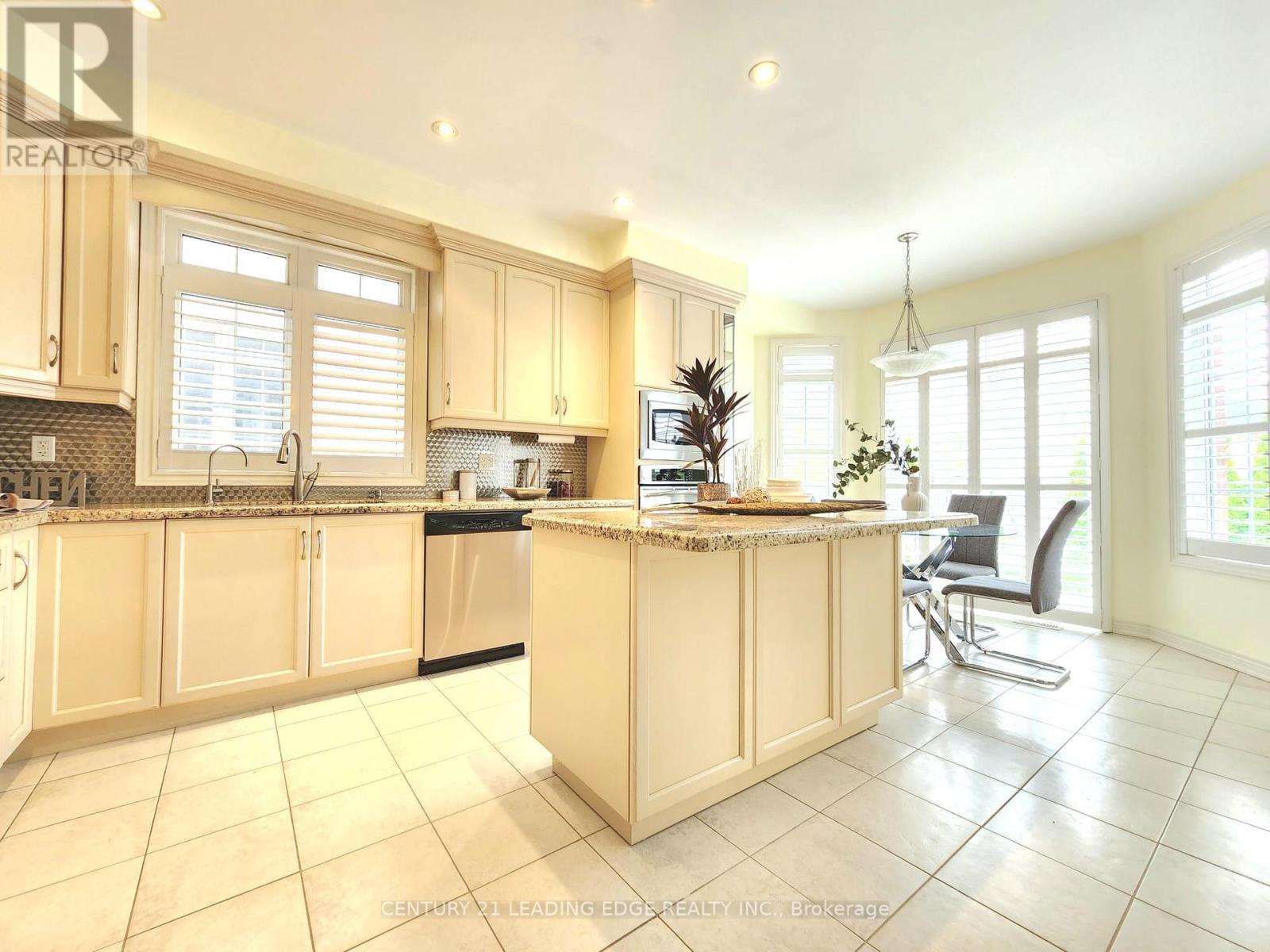 6 Castleglen Boulevard, Markham, Ontario  L6C 0A8 - Photo 12 - N12163005