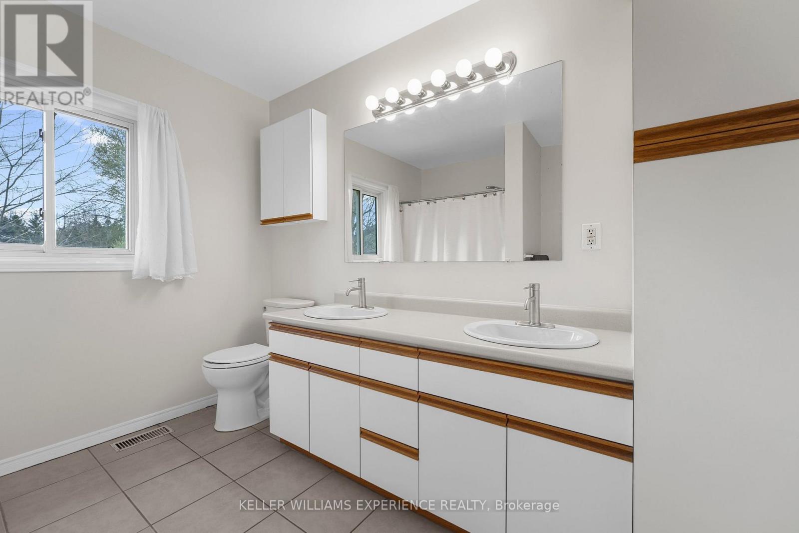 190 Centre Street, Essa (Angus), Ontario  L0M 1B0 - Photo 16 - N12163065
