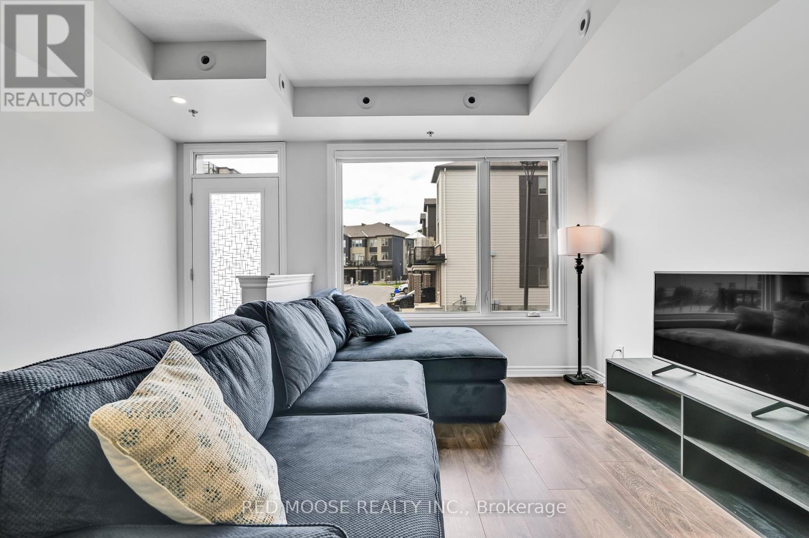 515 Takamose Private, Ottawa, Ontario  K1K 5A5 - Photo 5 - X12163234
