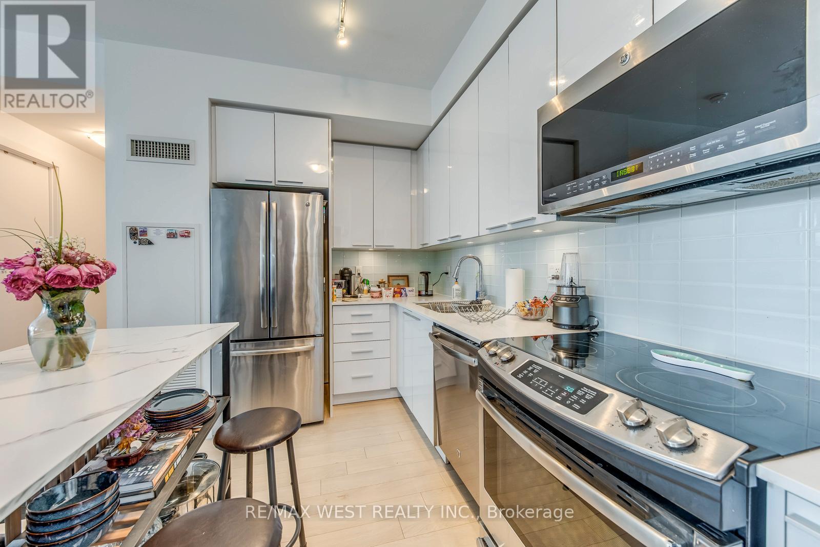 3205 - 10 Park Lawn Road, Toronto, Ontario  M8Y 3H8 - Photo 8 - W12162976
