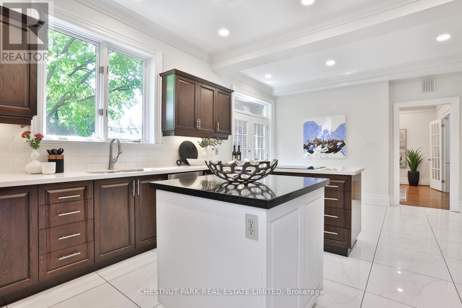 121 Roxborough Drive, Toronto, Ontario  M4W 1X5 - Photo 22 - C12163185