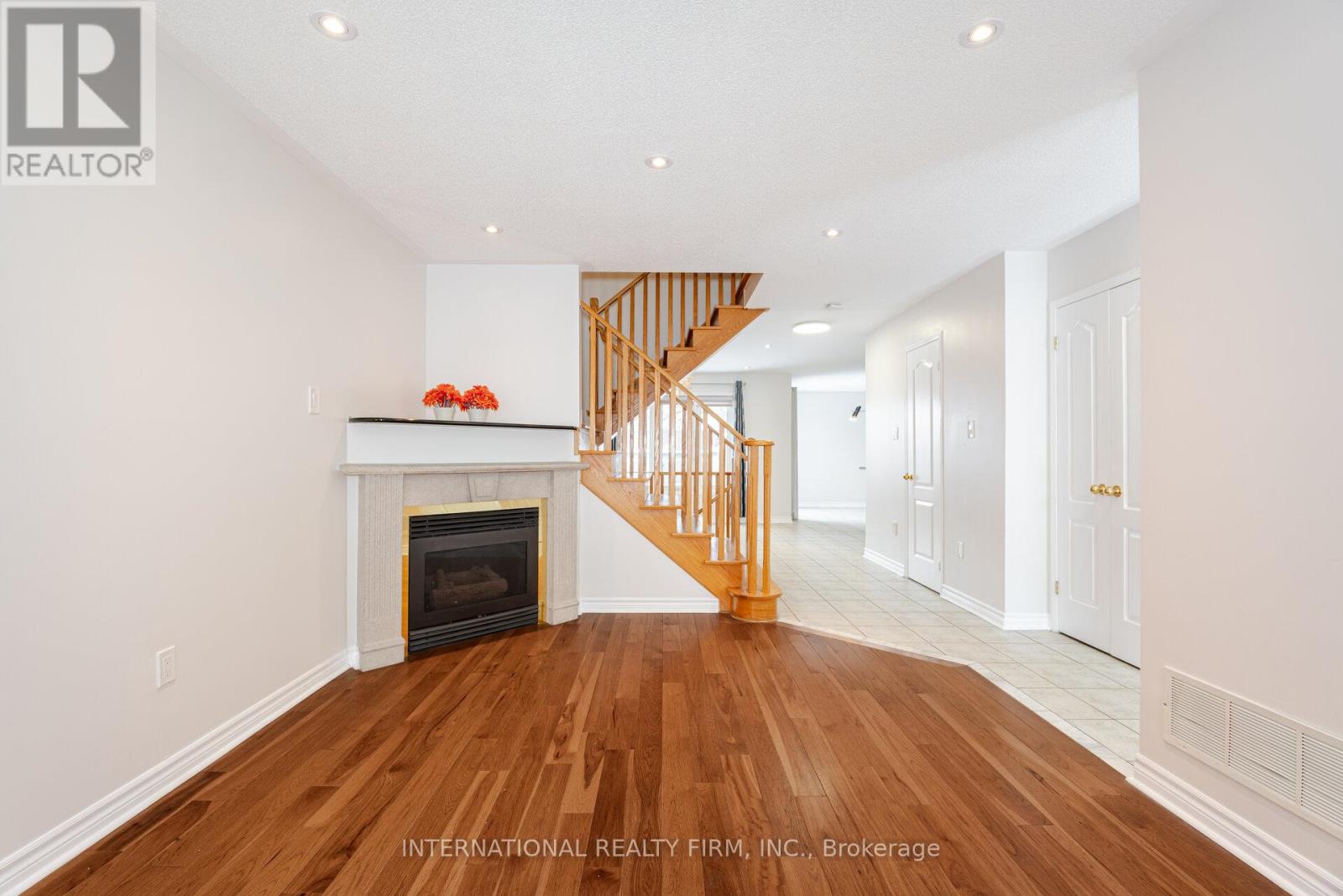 42 Matthew Drive, Vaughan, Ontario  L4L 9B4 - Photo 7 - N12163212