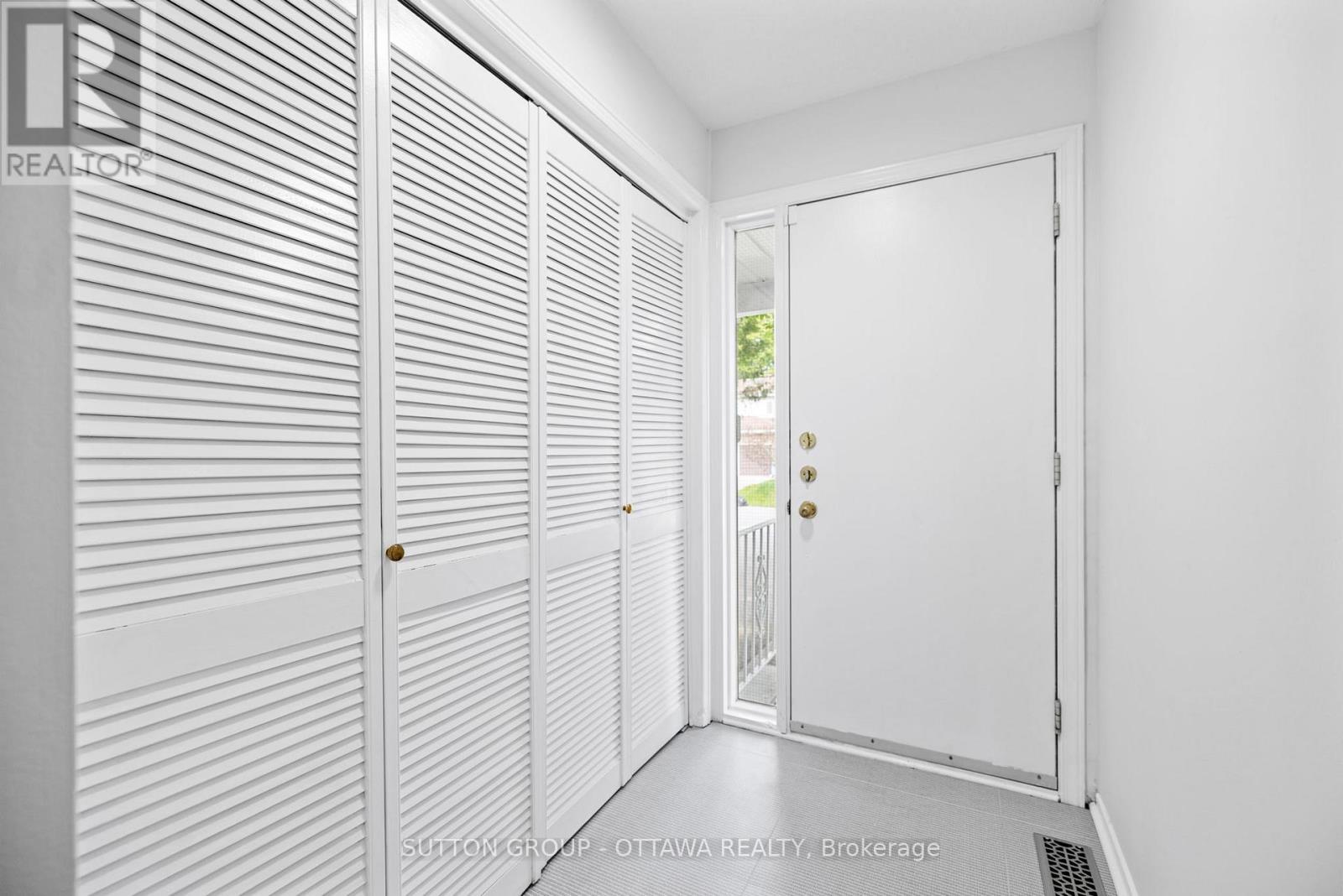 218 Switzer Avenue, Ottawa, Ontario  K1Z 7H9 - Photo 2 - X12163311