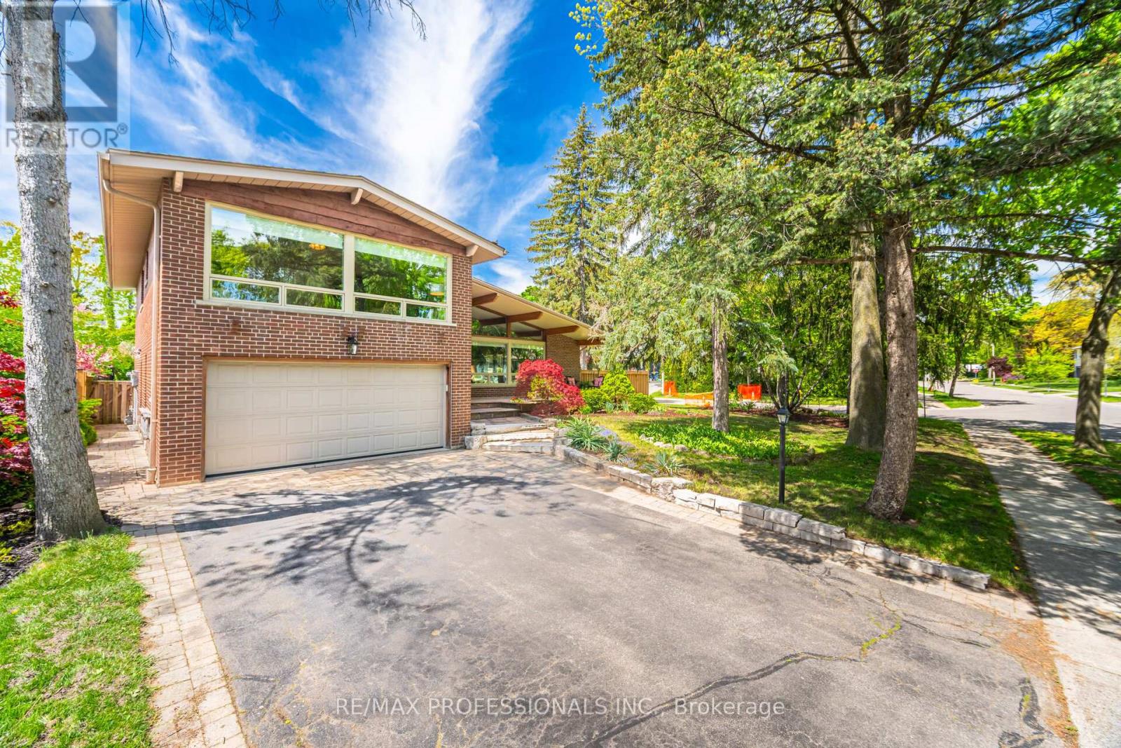8 Silverthorne Bush Drive, Toronto, Ontario  M9C 2X5 - Photo 2 - W12161836