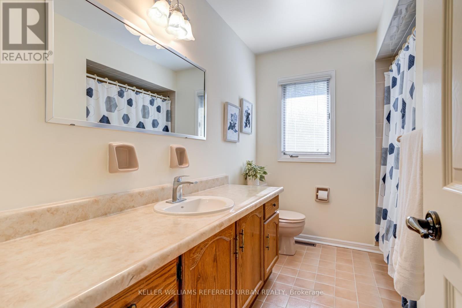 4175 Tall Pine Court, Mississauga, Ontario  L5C 3S7 - Photo 31 - W12163090