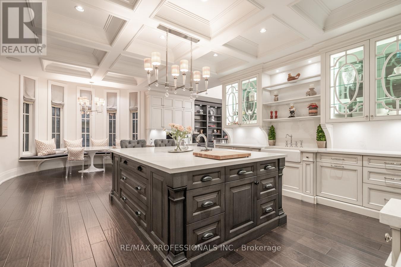 1285 Minaki Road, Mississauga, Ontario L5C 2X5 - Photo 11 - W12163134