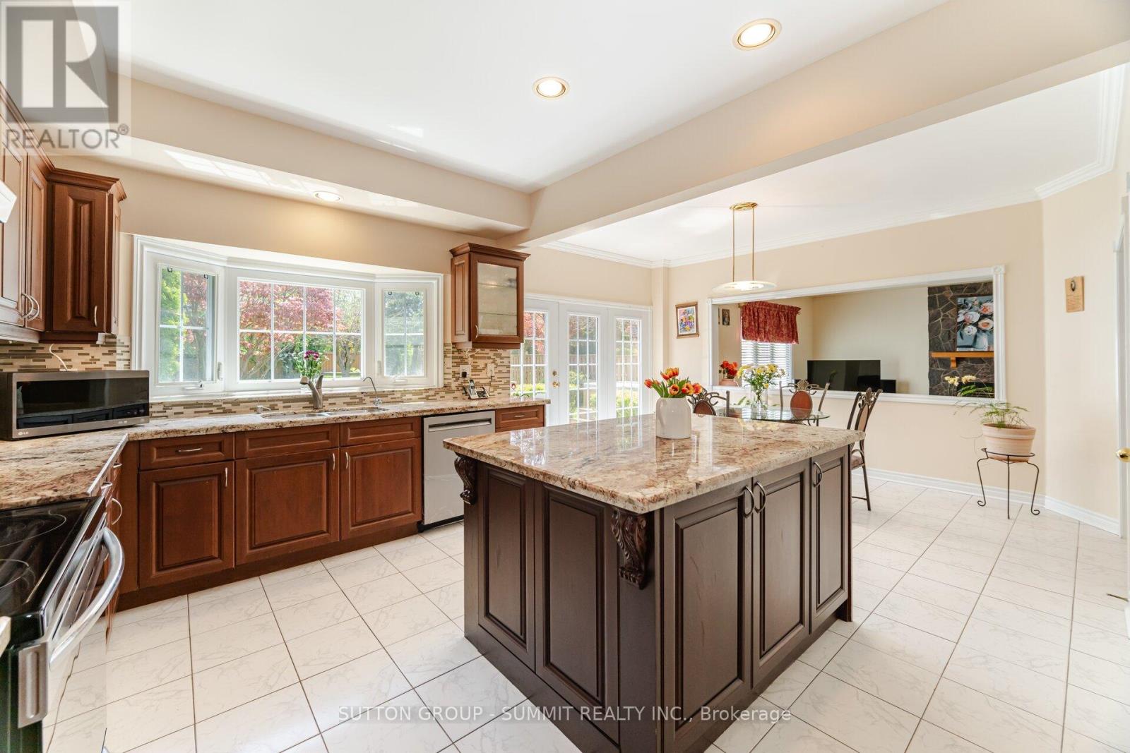 2360 Silverwood Drive, Mississauga, Ontario  L5M 5B3 - Photo 10 - W12163142