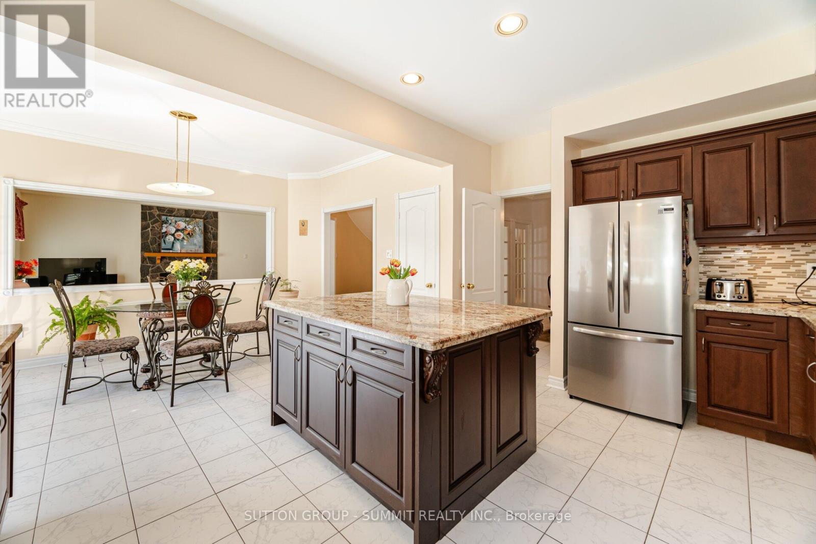 2360 Silverwood Drive, Mississauga, Ontario  L5M 5B3 - Photo 12 - W12163142