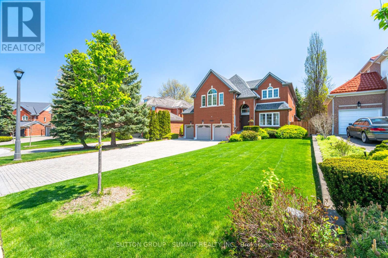 2360 Silverwood Drive, Mississauga, Ontario  L5M 5B3 - Photo 2 - W12163142