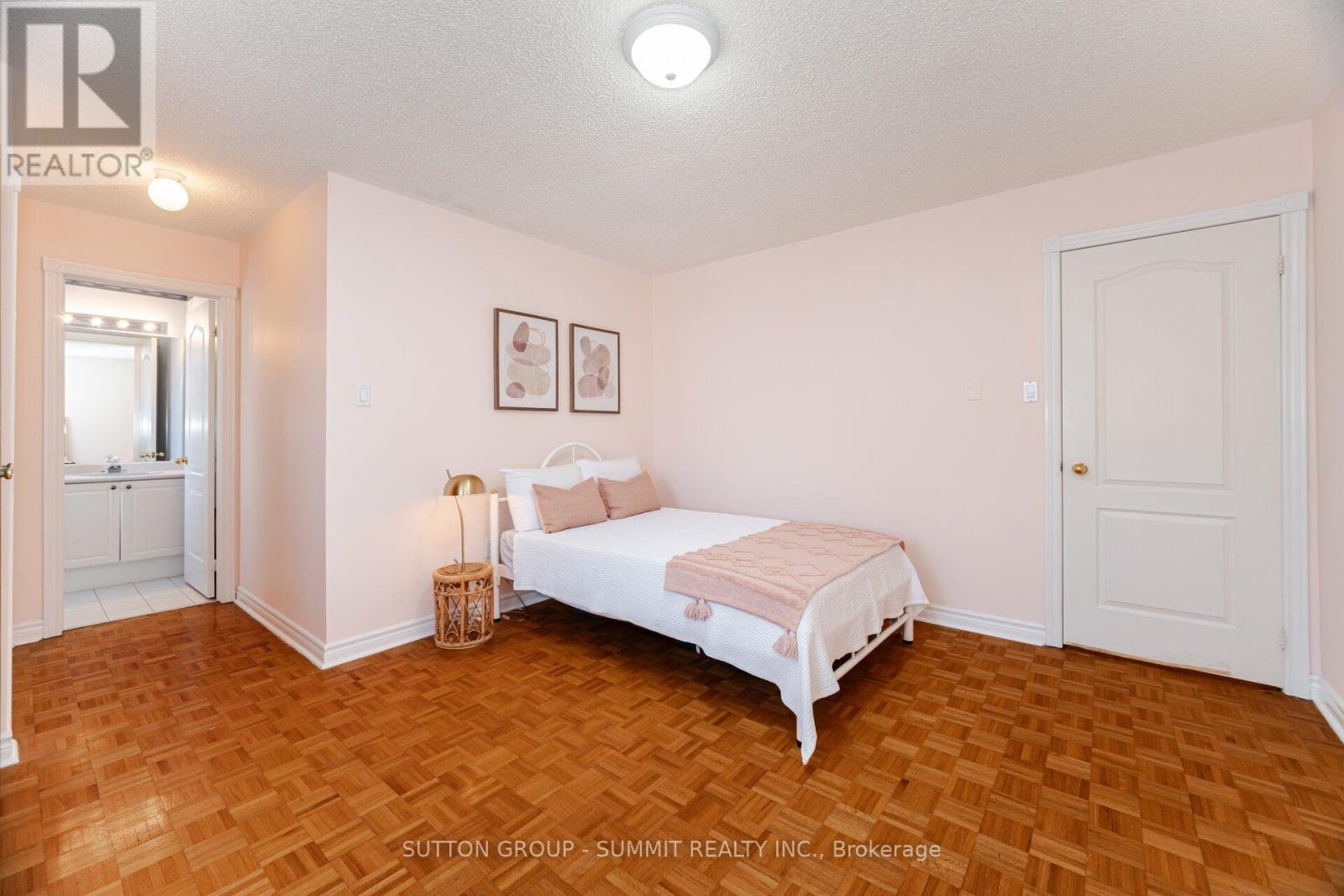 2360 Silverwood Drive, Mississauga, Ontario  L5M 5B3 - Photo 27 - W12163142