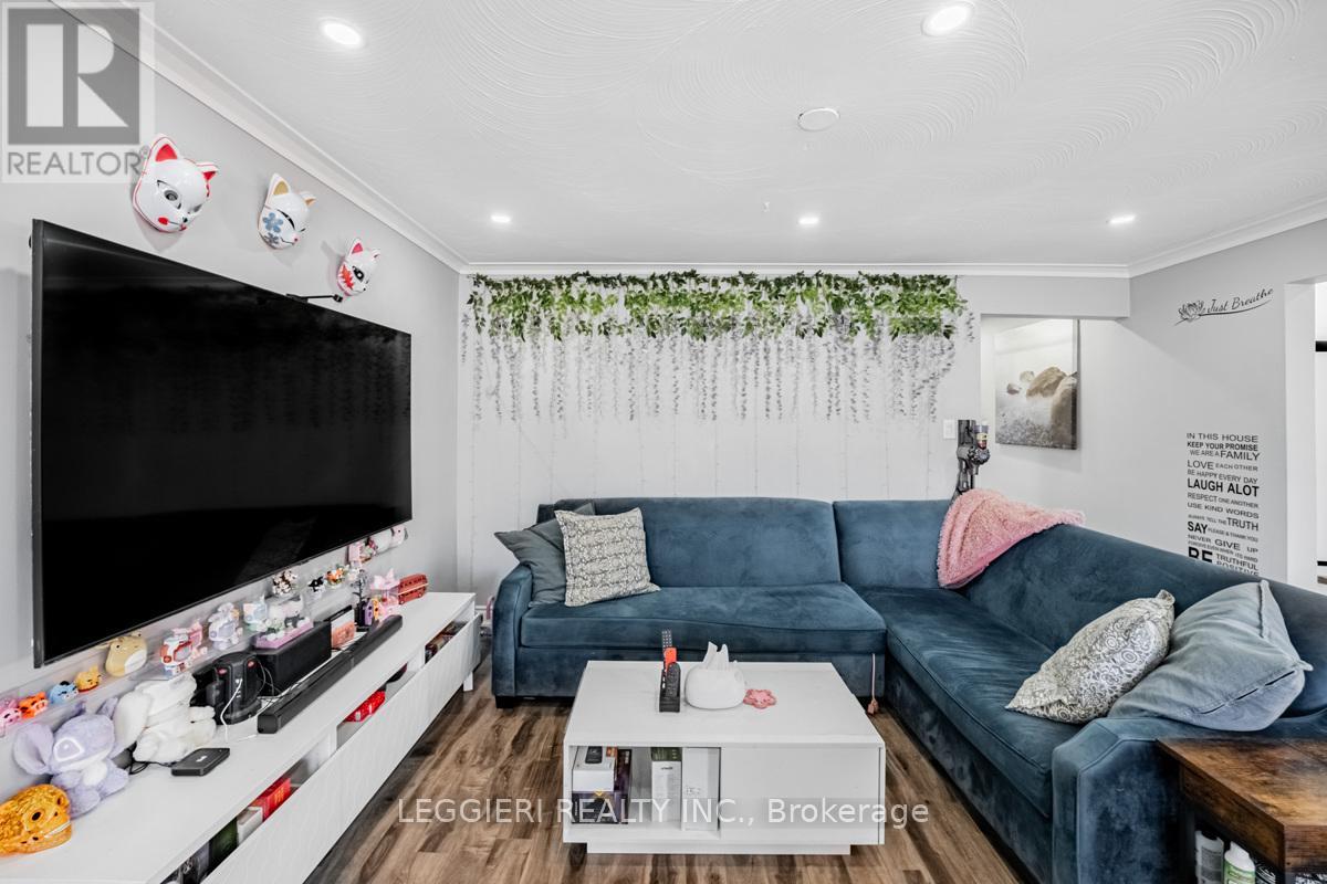 6849 Darcel Avenue, Mississauga, Ontario  L4T 2W6 - Photo 12 - W12163239