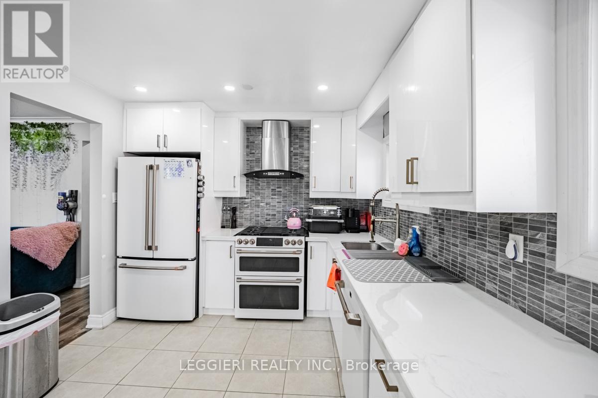 6849 Darcel Avenue, Mississauga, Ontario  L4T 2W6 - Photo 14 - W12163239