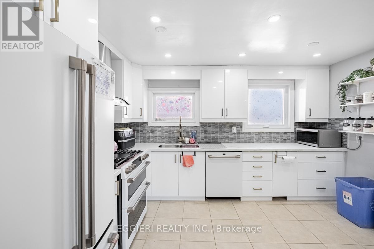 6849 Darcel Avenue, Mississauga, Ontario  L4T 2W6 - Photo 16 - W12163239
