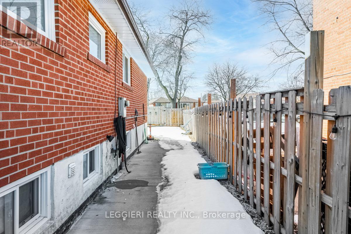 6849 Darcel Avenue, Mississauga, Ontario  L4T 2W6 - Photo 27 - W12163239