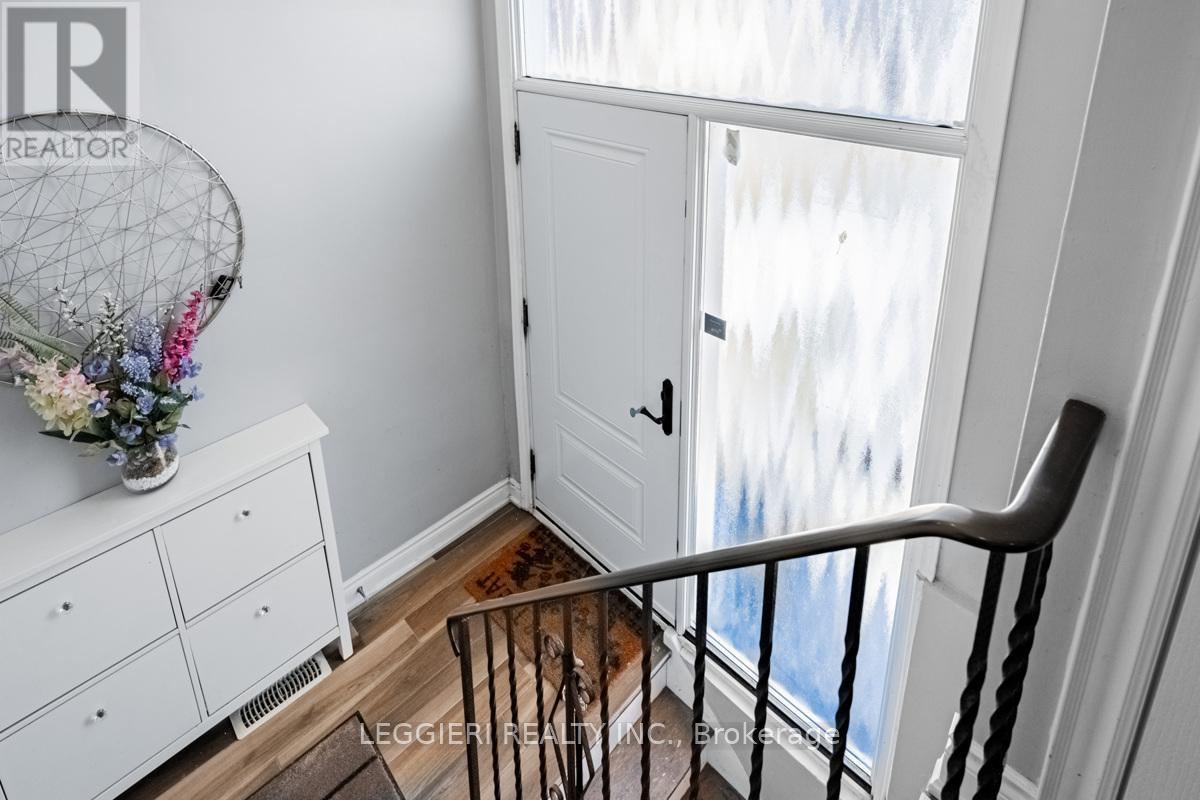 6849 Darcel Avenue, Mississauga, Ontario  L4T 2W6 - Photo 5 - W12163239