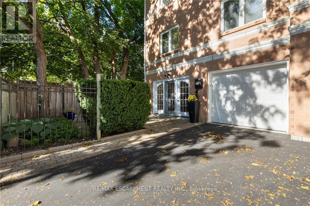126 Brant Street, Oakville, Ontario  L6K 3X6 - Photo 37 - W12163250