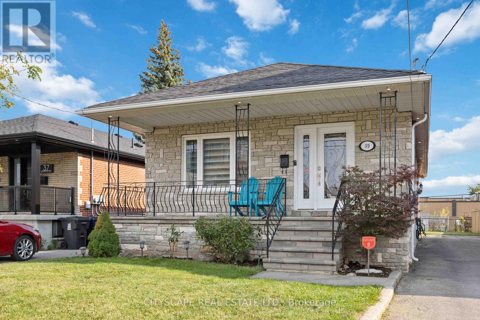 39 Bentworth Avenue, Toronto, Ontario  M6A 1P1 - Photo 3 - W12163284