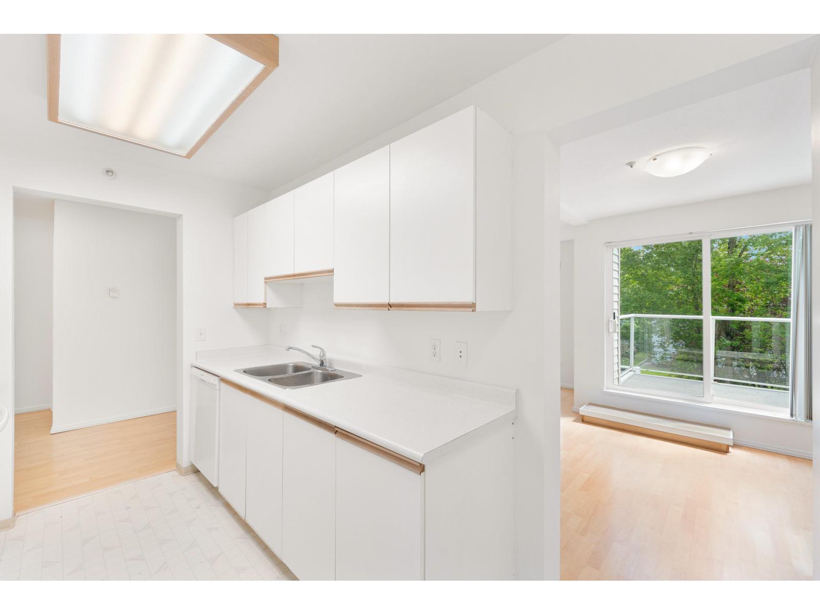 D303 9838 Whalley Boulevard, Surrey, British Columbia  V3T 5S8 - Photo 8 - R3005472