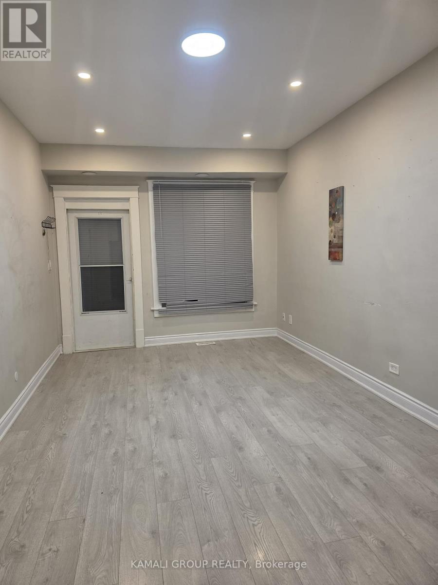 Main - 4554 Third Avenue, Niagara Falls, Ontario  L2E 4L2 - Photo 11 - X12163073