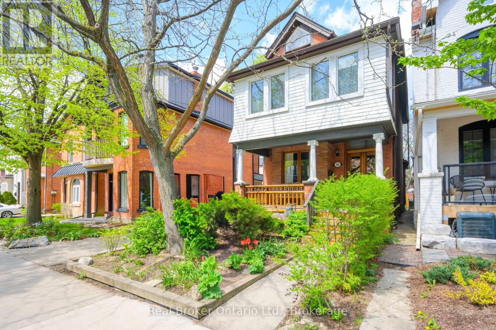300 CHARLTON AVENUE W, Hamilton, Ontario