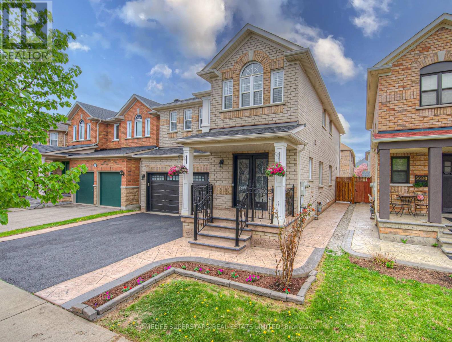 5676 Fantasia Manor, Mississauga, Ontario  L5M 7B1 - Photo 3 - W12163338