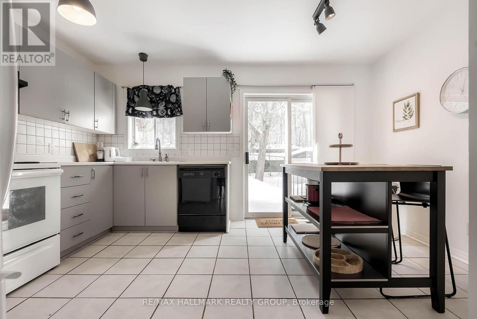 210 Provender Avenue, Ottawa, Ontario  K1K 4N7 - Photo 6 - X12163475