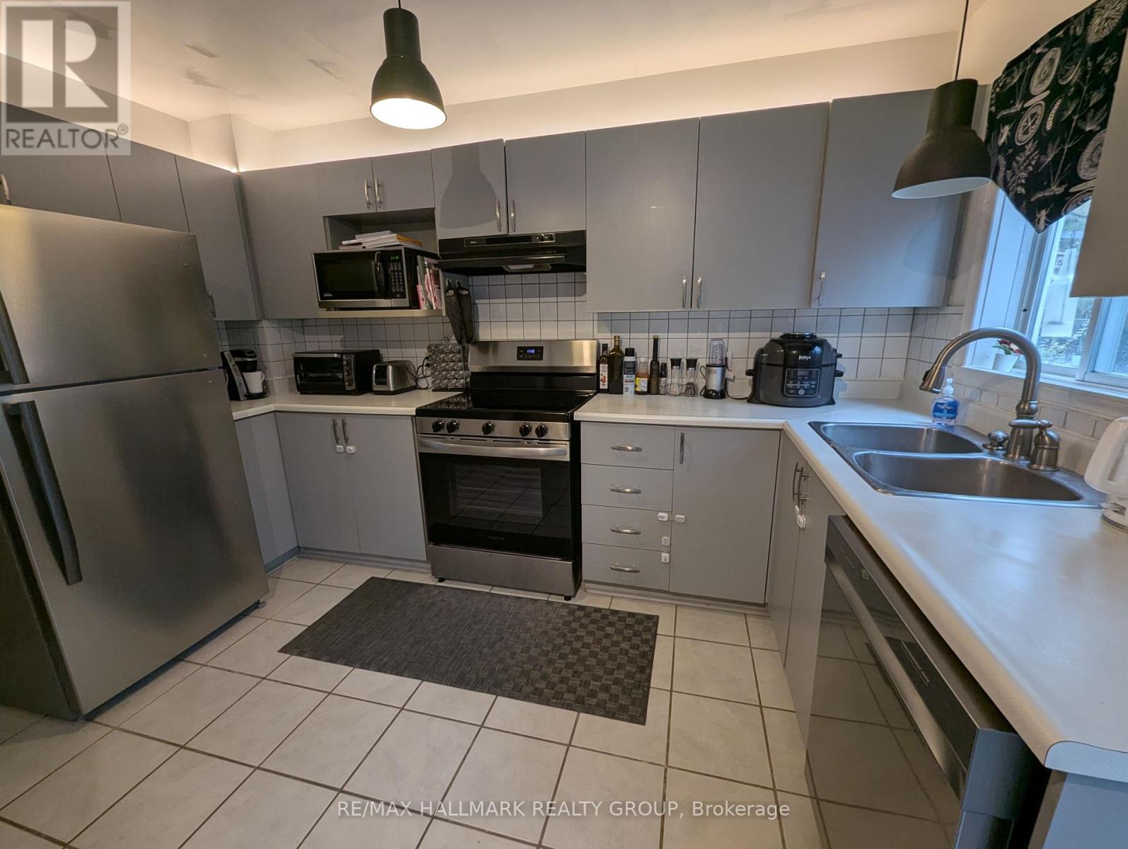 210 Provender Avenue, Ottawa, Ontario  K1K 4N7 - Photo 8 - X12163475