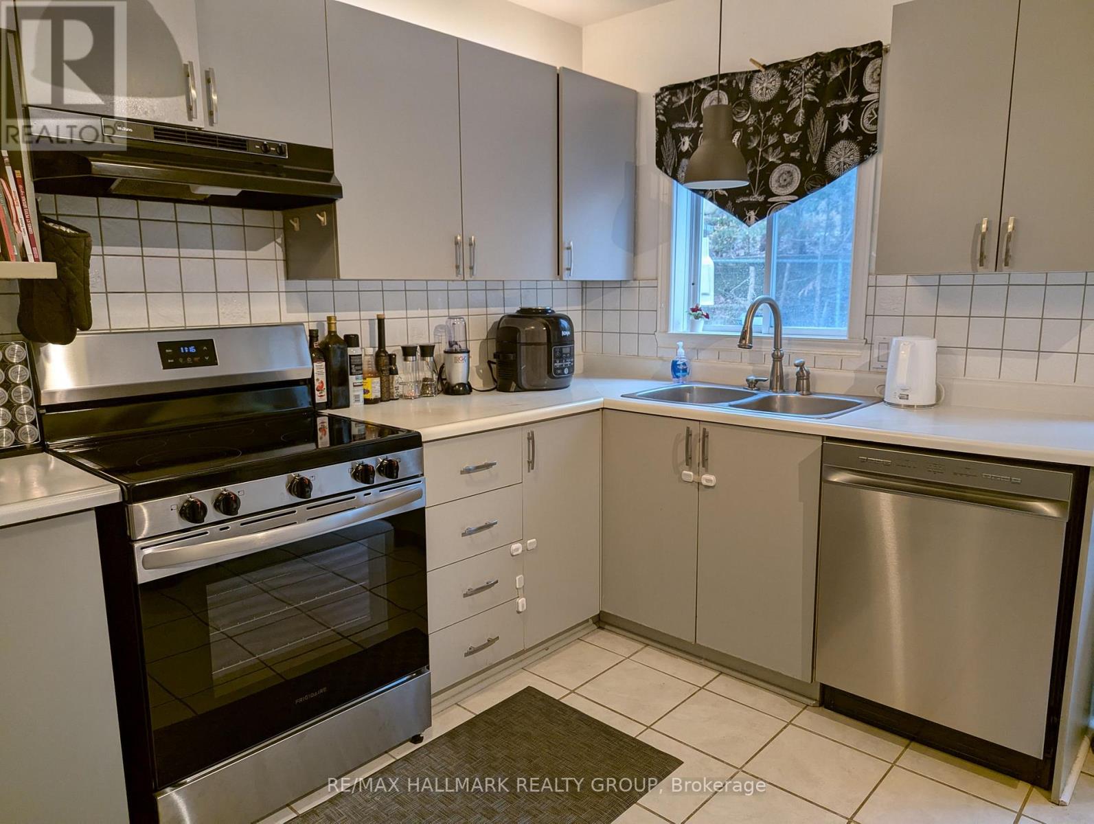 210 Provender Avenue, Ottawa, Ontario  K1K 4N7 - Photo 9 - X12163475