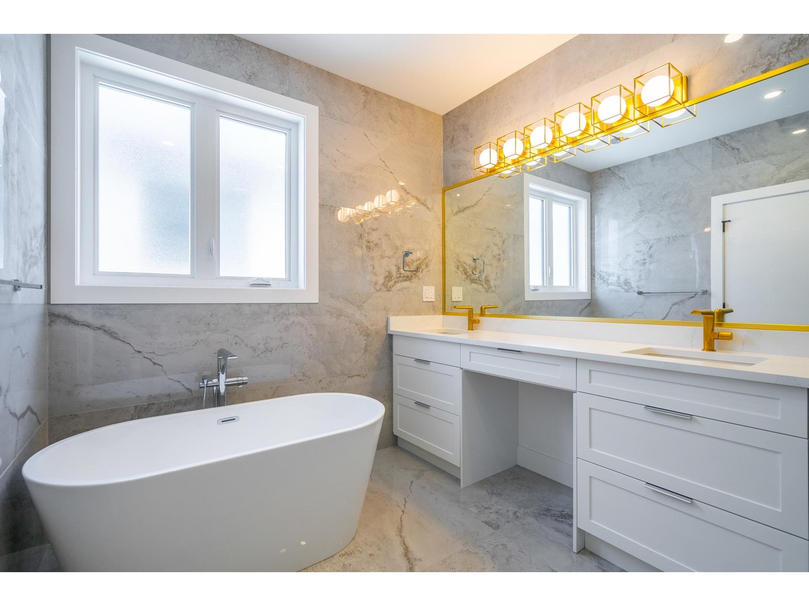 16548 22 Avenue, Surrey, British Columbia  V3Z 0V6 - Photo 3 - R3004722