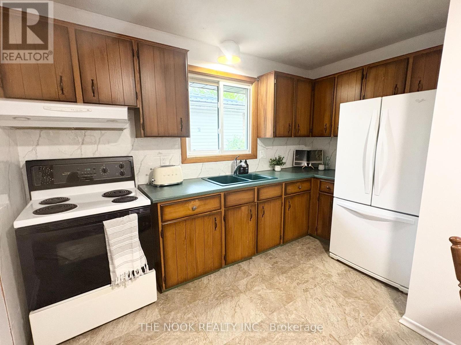 21 Rideau Crescent, Peterborough South, Ontario  K9J 1G7 - Photo 4 - X12161591