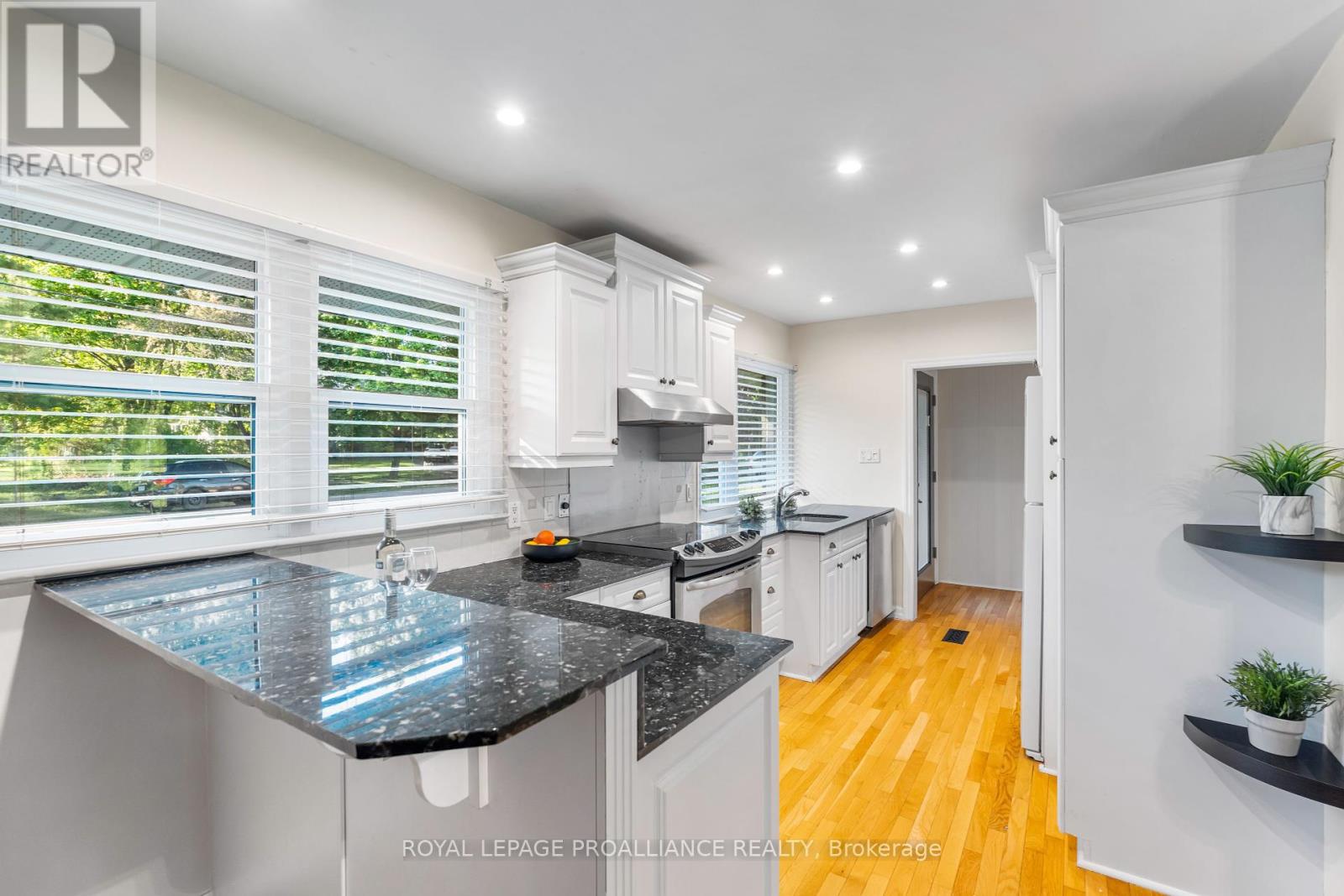 7 Hutton Drive, Belleville, Ontario  K8P 1E9 - Photo 6 - X12163246