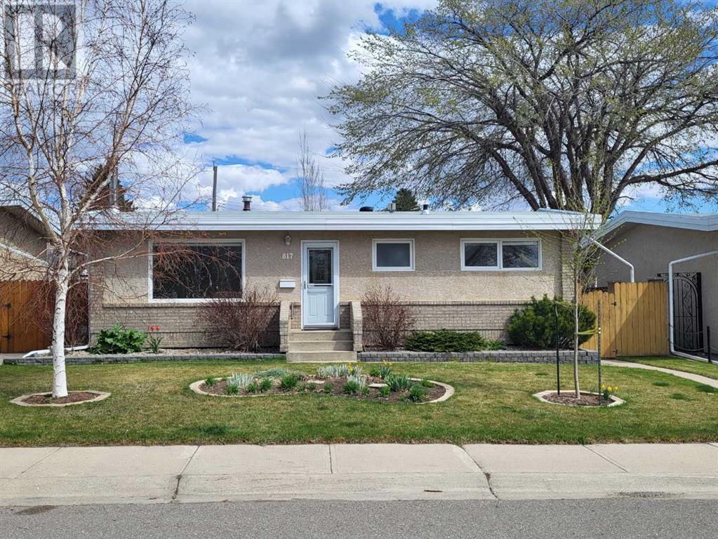 Property at 817 7 Street N image 1
