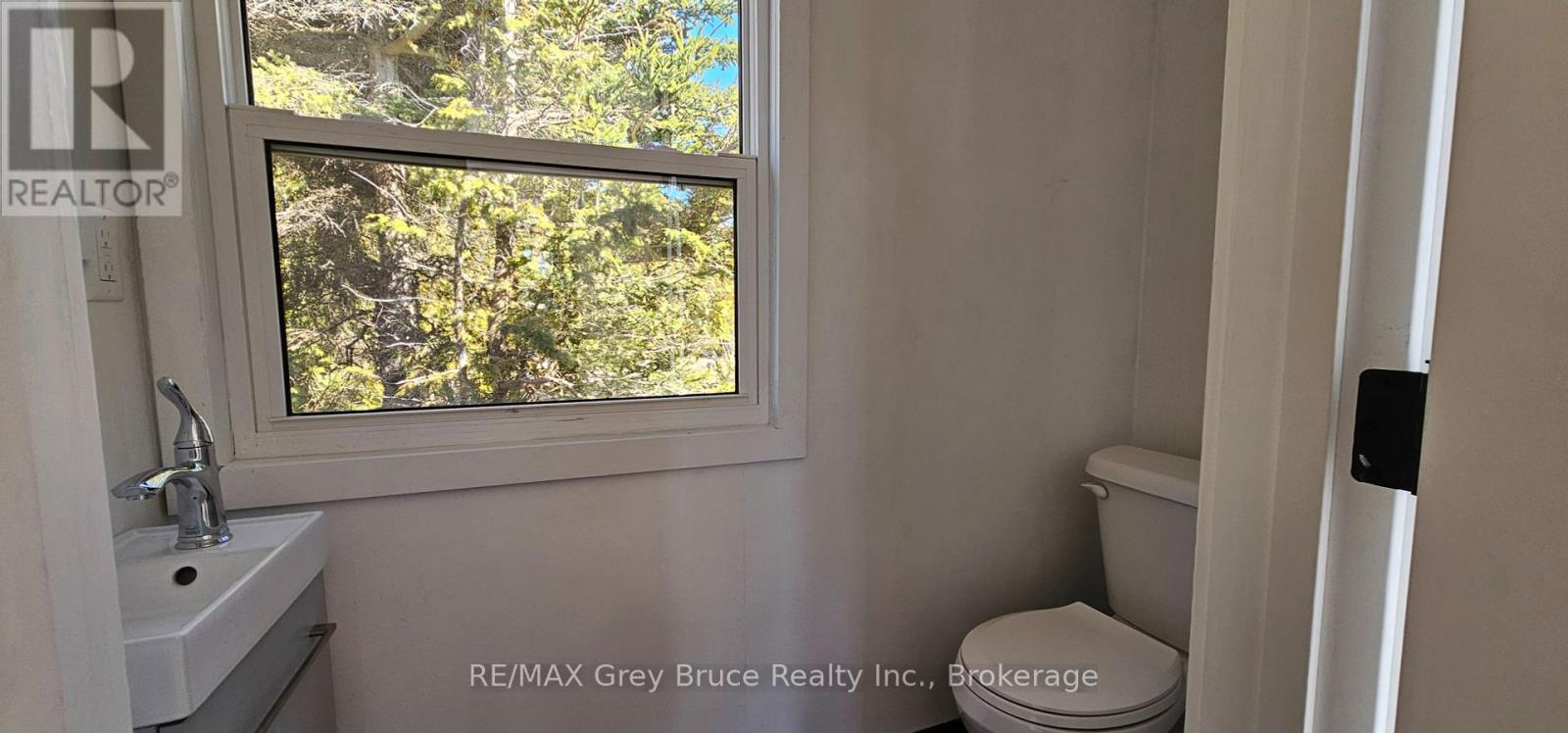 7 Bass Road, Northern Bruce Peninsula, Ontario  N0H 1Z0 - Photo 12 - X12059645