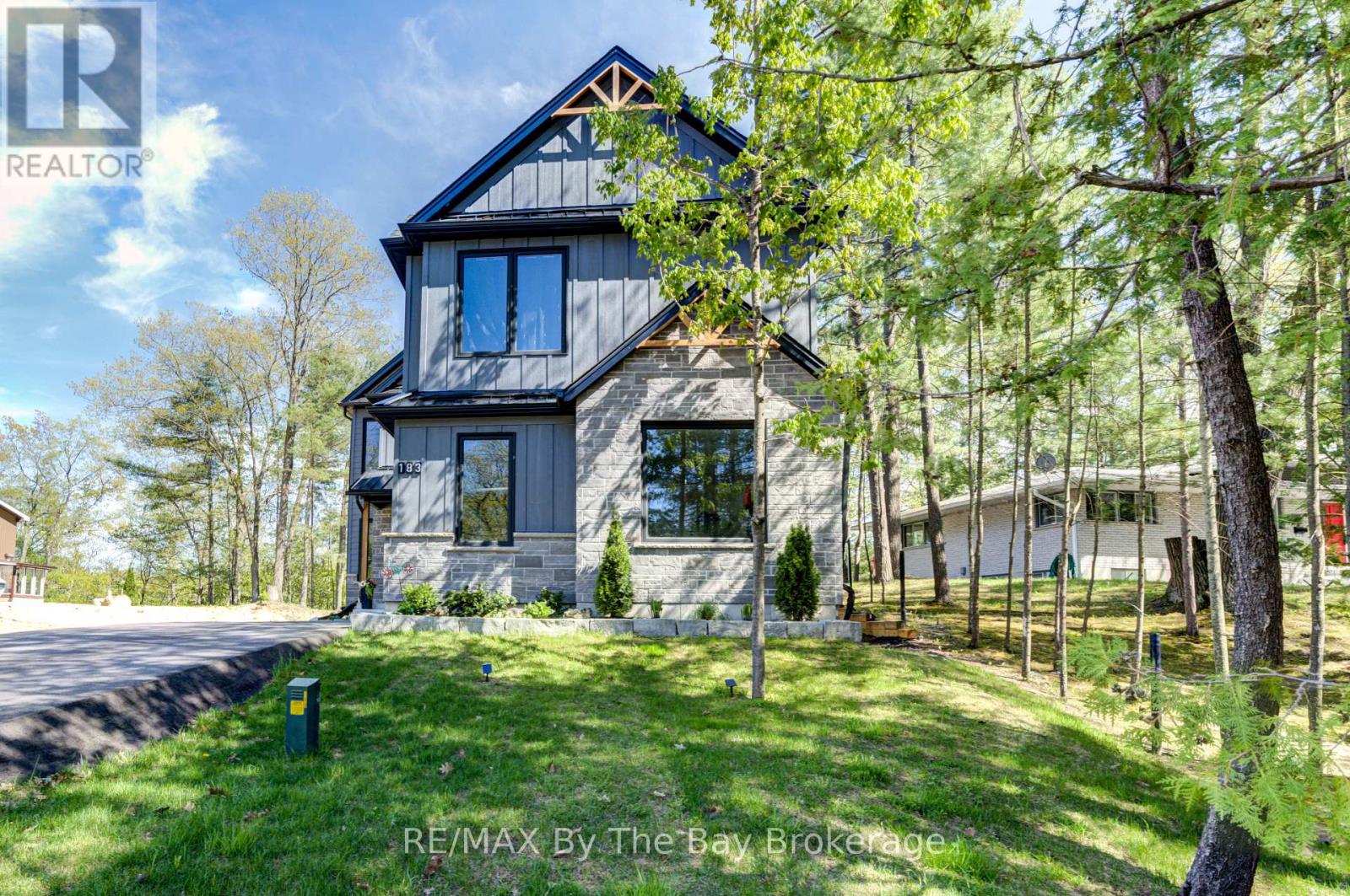 183 Woodland Drive, Wasaga Beach, Ontario  L9Z 2V4 - Photo 2 - S12010935