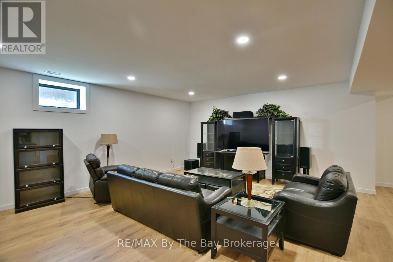 183 Woodland Drive, Wasaga Beach, Ontario  L9Z 2V4 - Photo 41 - S12010935